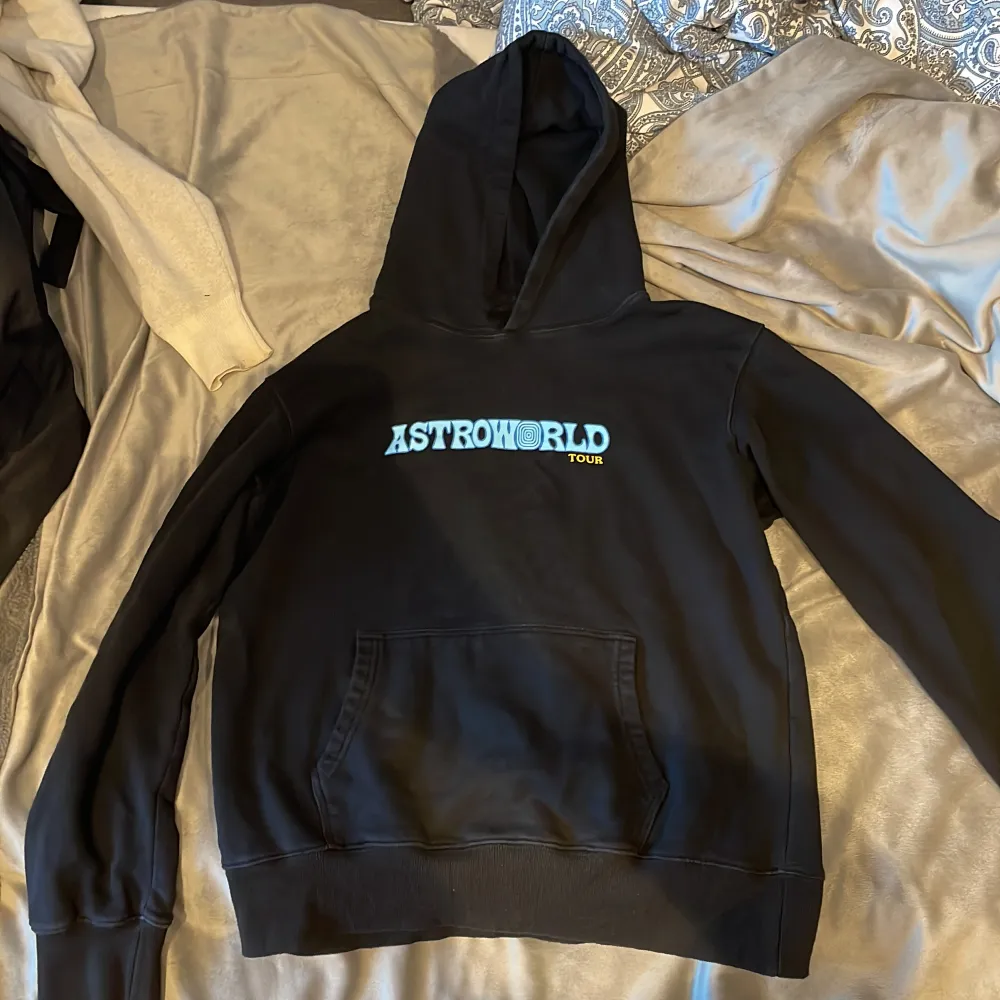 Hej! Säljer min fina astroworld tour hoodie. Den har mest bara hängt som en trofé och inte blivit använd alls mycket.. Hoodies.