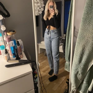 Loose mom jeans 38 - Säljer nu mina loose mom jeans från Hm i storlek 38. Tyvärr kommer de inte till användning där av jag säljer som. De är i väldigt fint skick då jag knappt använt dom.