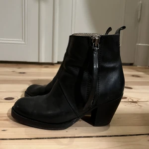 Acne pistol boots - Säljer dessa jättefina acne pistol boots i strl 37! Använda men ändå i gott skick. Nypris ca 3000kr💗😊köpare står för frakt
