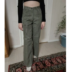 Högmidjade byxor  - Säljer dessa fina högmidjade byxor som gjordes på 70-talet och aldrig har använts! De är 64 cm i midjan och 80 i längden, vilket motsvarar typ xs, men har även massa andra storlekar så det är bara att höra av sig!💗