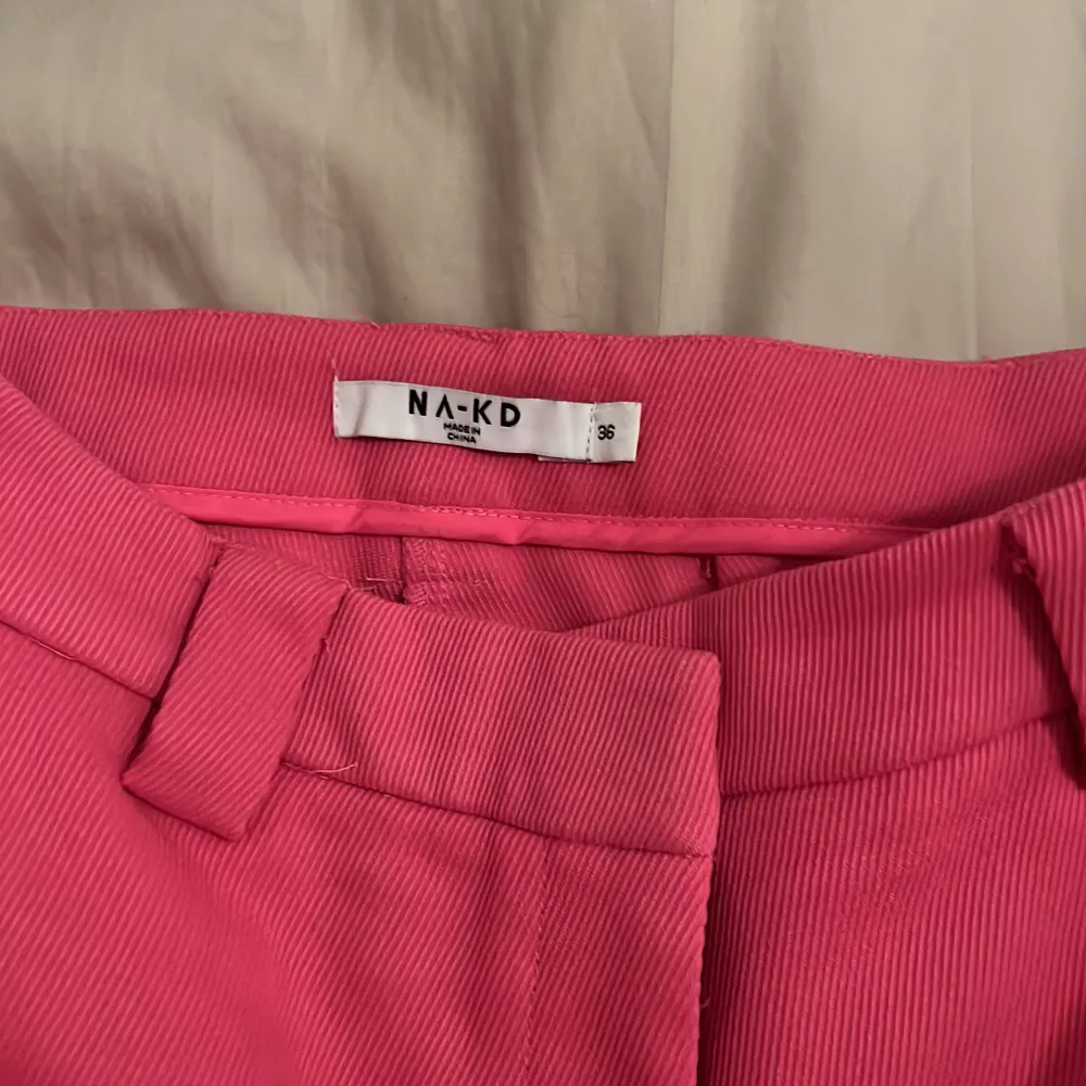 rosa kostymbyxor från NA-KD som är använda 1 gång i storlek 36. Jeans & Byxor.
