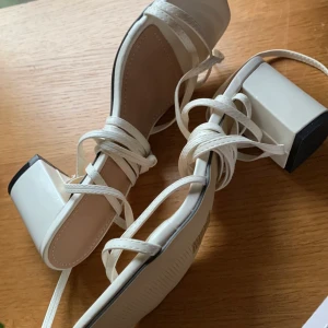 Oanvända klackskor som man knyter runt vaderna - Helt nya oanvända klackskor man knyter dom runt vaderna  klackhöjd 5 cm  storlek 38