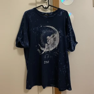 Vacker tröja med tryck  - Super vacker, mörk blå tröja som tyvärr inte kommer till användning. Bokstavligen, inga defekter då tröjan knappt är använd😊