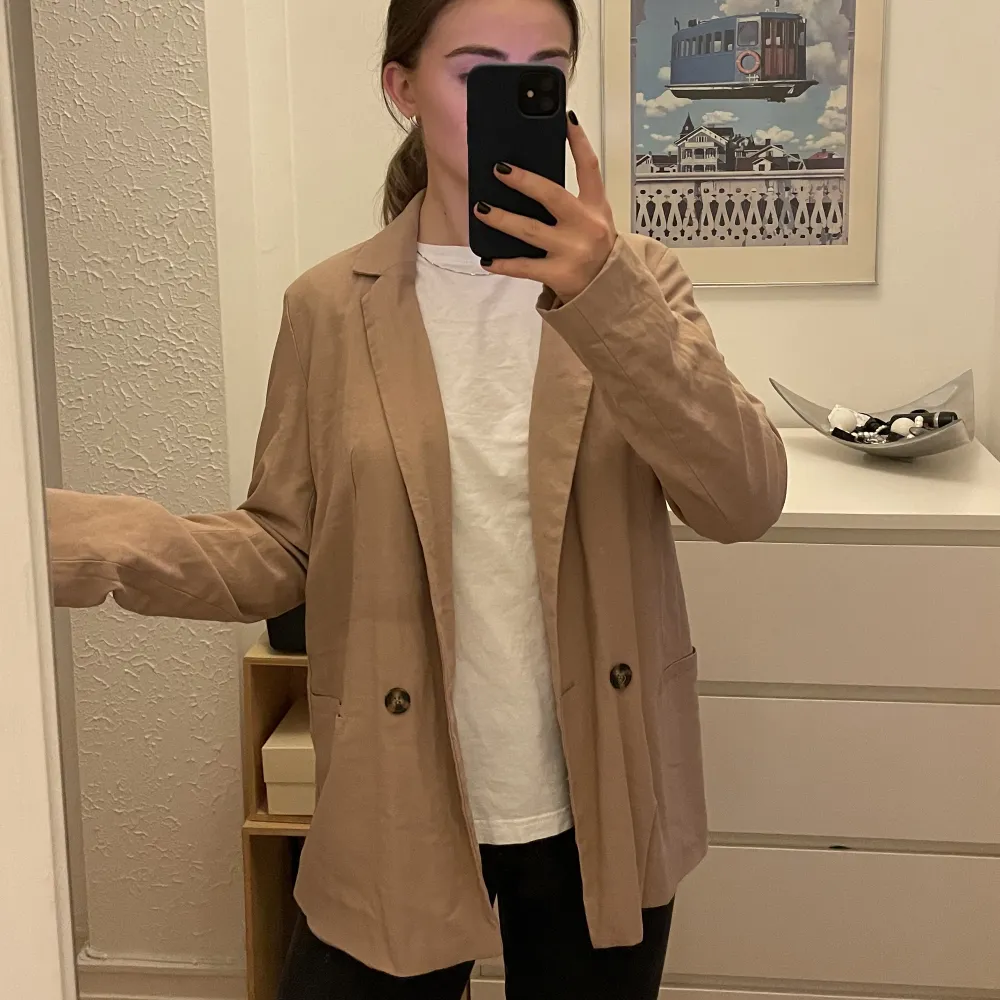 Ljusbrun/beige blazer från Gina som knappt blivit använd. Fickorna är inte sprättade. Den är i behov av en strykning, sen är den som ny igen!. Jackor.