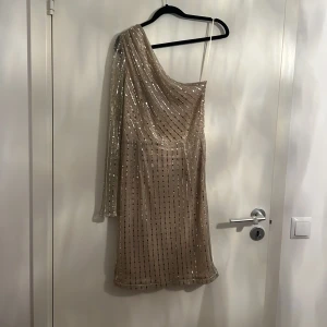 Guld klänning använd 1 gång !  - Guld klänning , använd 1 gång ! Storlek 38 , inget fel på den ! 