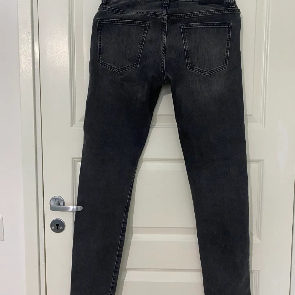 Fin jean med slim fit, grå 30/32 storlek . Jeans & Byxor.