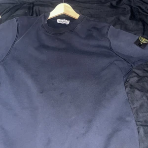 Stone island  - säljer för använder inte längre, bra skick, köptes på Nk i stockholm, finns kvitto men de är i dåligt skick men man ser vart den e köpt, nypris 2500 