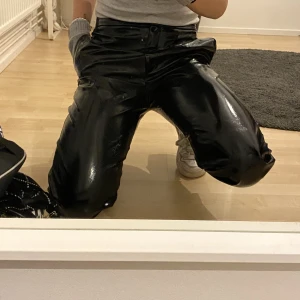 Lackbyxor strl. 36! - Säljer dessa lackbyxor från H&M i storlek 36. Byxorna är som nya och använda 1 gång, jag är 168cm.