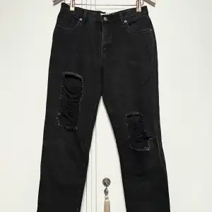Svarta slitna jeans från NA-KD. Fint skick. Storlek 40 men skulle säga att de passar en 38 mer.  Kan frakta eller mötas upp inom Stockholm! 80kr + frakt 🌸