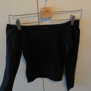 Tröja - En off shoulder topp från Ginatricot. Den är använd men är fortfarande hel och fin, säljer för att den blivit för liten. Har tidigare lagt ut en likadan tröja fast i gul, detta är samma modell🤎