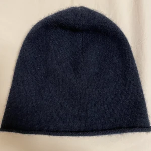 Kashmir mössa - Säljer min mössa från Lisa Yang i 100% Kashmir, knappt använd och är som ny! Originalpris är 849kr men säljer för 400, men pris kan diskuteras💓