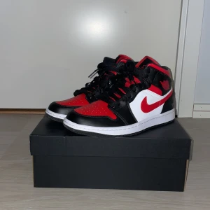 Jordan 1  - Jordan 1 Alternate Bred Toe oanvända så skicket är 10/10 köpta från footlocker. Om du har någon funderingar fråga bara