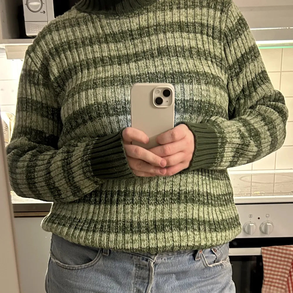 Skitsnygg randig grön tröja från Emelie Malou x Nakd. Köpt här på Plick, aldrig använd och i väldigt bra skick. Är lite längre men går jättebra att vika upp om man vill.. Stickat.