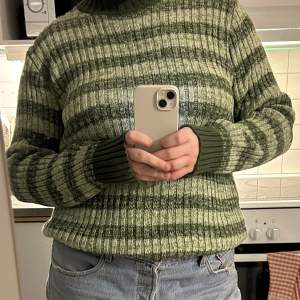 Skitsnygg randig grön tröja från Emelie Malou x Nakd. Köpt här på Plick, aldrig använd och i väldigt bra skick. Är lite längre men går jättebra att vika upp om man vill.