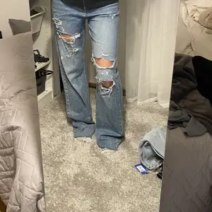 Blåa Jeans från zara med hål i benen! Köparen står för frakten