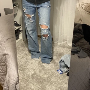 Jeans - Blåa Jeans från zara med hål i benen! Köparen står för frakten