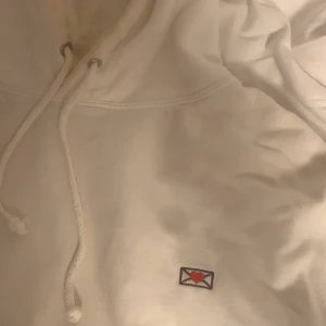 Hov1 Merch från 2016 -  vit hov1 merch från 2016, dock kroppad, unisex passform, storlek M men passar S/XS med