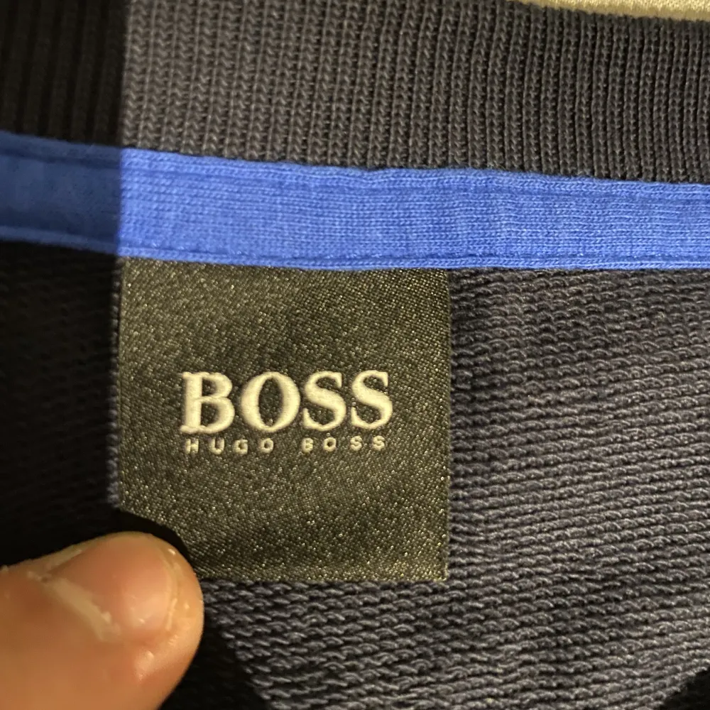 Nu säljer jag min snygga Hugo Boss Sweatshirt då jag vuxit ur den. Väldigt bra skick, inga fläckar, hål eller skador. Nästan som direkt från affären! Nypris 999kr. Tröjor & Koftor.