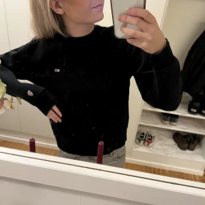 Tommy Hilfiger tröja - Tröja från Tommy hillfiger. Orginalpriset 800 kr. Frakti tillkommer på 66 kr! Tryck inte på ”köp nu”, skriv till mig🫶🏼