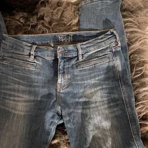 MIH jeans - Väldigt snygga nice low waisted M i H jeans. Dom e straight skinny fit men nice low waisted och cool färg. Jag va tveksam med att sälja för det är skönt material med!! Rekommenderar🙌🏻