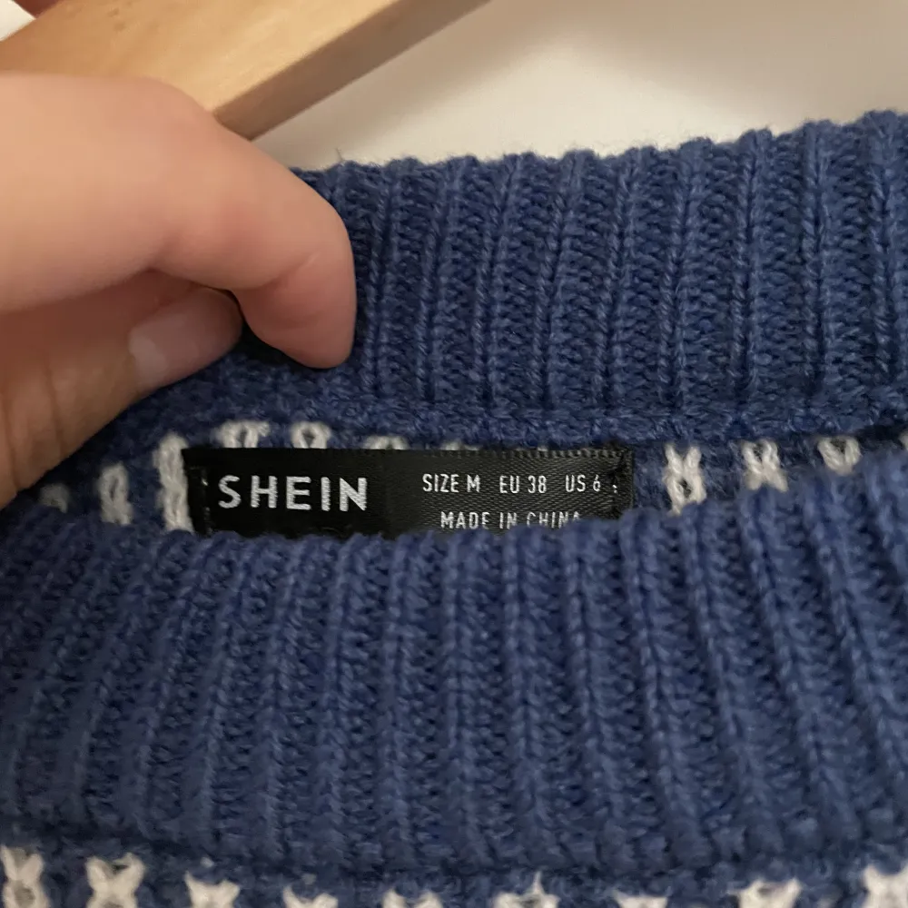 Stickad tröja från Shein i strl M dock passar den som S. Aldrig använd! . Stickat.