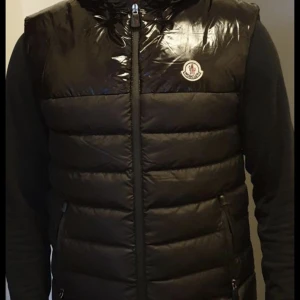 Moncler - Använd cirka 2-3 gånger den är helt ny