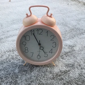 Vintege råsa clocka - Denna fina clocka tillhörde min mamma när hon var liten. Den är fullt fungerande dock har den bleknat lite över tiden. 