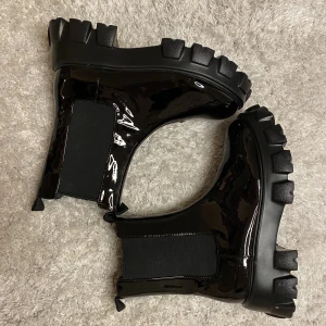 Svarta boots - Svarta boots från Nelly.  Använda en gång  Storlek: 38 Nypris: 699