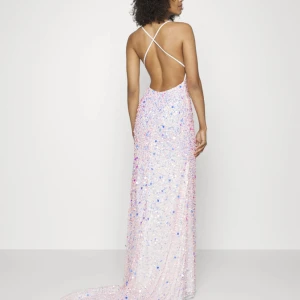 Balklänning oanvänd - Helt oanvänd, säljer för att ja ej kan lämna tbx längre och hittat en annan💖nypris 1845kr, slutsåld på hemsidan!