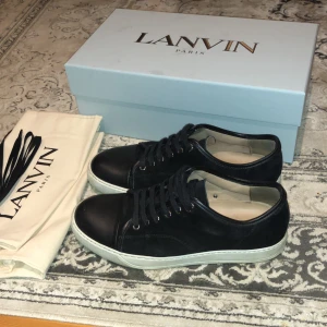 Lanvins storlek 41 - Säljer ett par fina lanvins pga att de inte kommer till användning. Väldigt bra skick då de inte använts så mycket. De är i uk 6 (sitter som 41). Dustbag, box och extra snören fås med. Nypris 3999kr