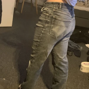 Jeans - Skit snygga jeans som är köpta second hand, väl använda så i fint skick:)