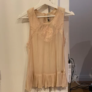 Blus från Pepe Jeans - Jättefin sheer blus i puder rosa från Pepe Jeans. Måttligt använd