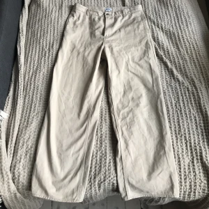 Beigea jeans weekday strlk 52 - Typ oanvända. Vida och långa, jag e 190. 