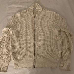 Acne studios kofta  - Lite äldre model av en acne studios kofta. Den är väldigt tjock och varm.  Skulle säga att den är lite mindre i storlek. Jag brukar andvända s och denna satt bara lite oversize. 