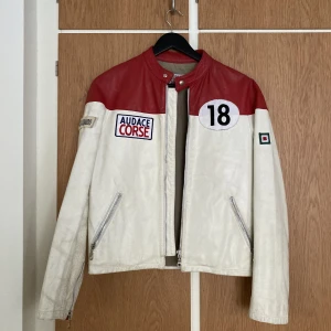 Bikerjacka - The bikerjacket! Så snygg rak modell med klassisk biker krage. Köpt second hand på humana. 