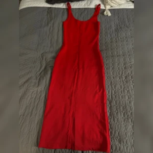 Röd klänning red dress  - Röd figurformad klänning aldrig använts, split därbak.  står XS men känns mer som S! 