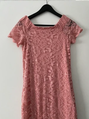 Vila off-shoulder klänning  - Säljer denna fina klänning från vila i storlek s. Off-shoulder, sitter jättefin på kroppen. Använd 2-3 gånger, i bra skick. Köparen står för frakt!