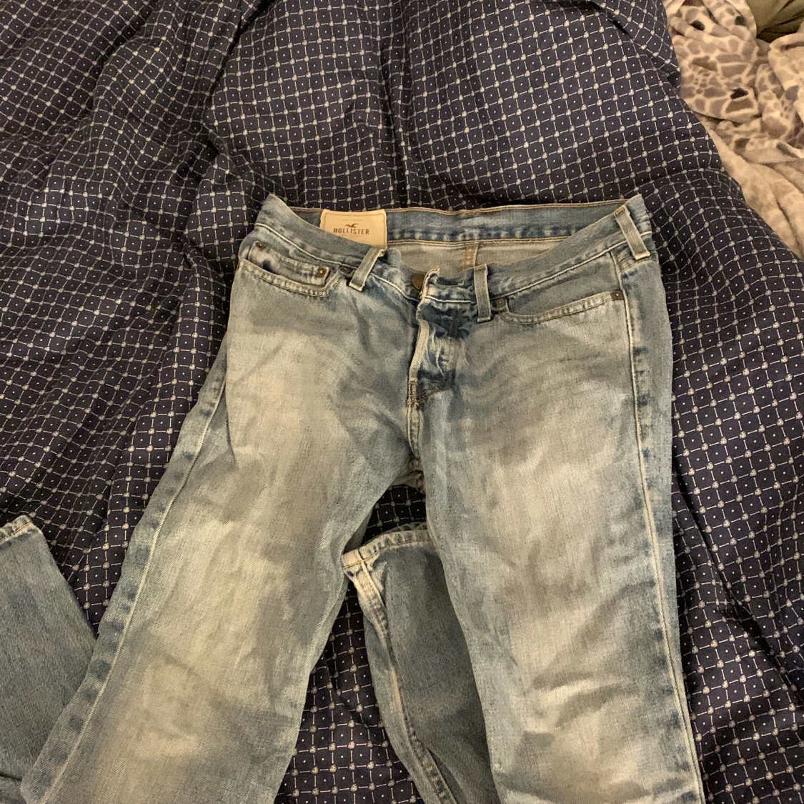 Ljusblå lågmidjade jeans