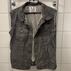 Grå jeans vest - Somewear jeans vest Bra skick Nypris 599kr