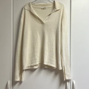 Djerf Avenue Getaway Top Cream - Getaway Top i Cream från Djerf Avenue. Jätteskönt material och passar perfekt nu till vintern ❄️Ganska oversized så passar S-L  ☺️ Utmärkt skick 🫶🏻Nypris: 999kr