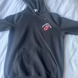 The rolling Stones hoodie  - En The Rolling Stones hoodie ifrån H&M.  Skriv ifall du har frågor! 