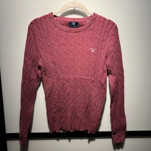 Gant långärmad tröja - Långärmad vinröd stickad tröja från Gant i stretchigt mtrl, är i bra skick då den är sparsamt använd. Slutsåld online. Nypris: ca 1400kr. Strl S men passar även XS.