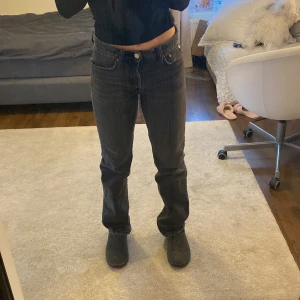 Zara jeans - Svart/grå jeans från zara som inte finns att köpa längre. Medelhög midja storlek 36