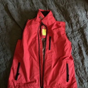 Helly Hansen väst  - Röd Helly Hansen väst storlek M. Använt ett fåtal gånger. 