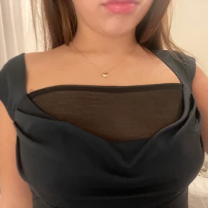 Klänning - As söt klänning i storlek S! Tycker inte den passar mig och därav säljer men AS SKÖNT material! Perfekt för nyår? Passa på och köpa nu när det är billig frakt