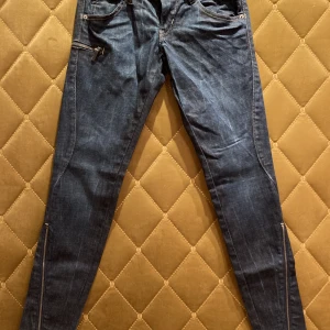 Skinny, low waist jeans från Miss Sixty - Skinny jeans från Miss Sixty, låg midja. Strl 26, dragkedjor som går snett vid benen. Använda fåtal gånger, jättebra skick! Köparen betalar frakt eller möts upp i Göteborg.