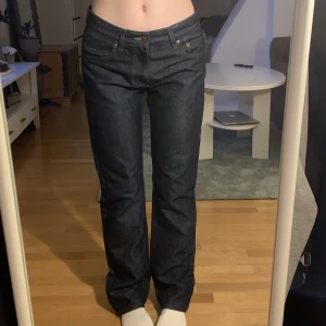 Levi’s Jeans - vintage low-waist levis jeans köpta secondhand men verkligen super bra skick verkar oanvända, tyvärr inte min stil så blir att sälja. (dom är mörk blåa inte så svarta som på bilden)