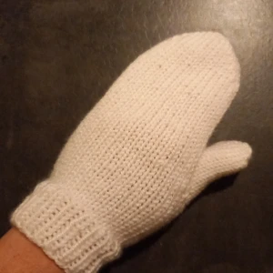 Nya vita tumvantar stl XS/S - Perfekt julklapp till dig själv eller någon du tycker om!  Ett par nya, supersnygga tumvantar i fräscht vitt. Jag har stickat dem i ett garn som är varmt och skönt, men inte stickigt. Kan tvättas i 40 grader. Följ mig för nyheter!