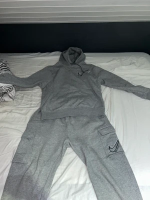 Nike Tracksuit - Använd Max 5 gånger, nypris ligger på runt 900kr. Byxan är i storlek M och Tröjan S