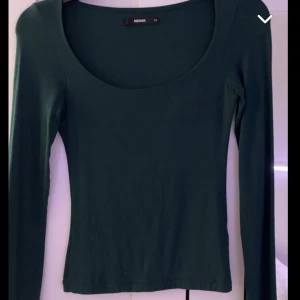 Långärmad tajt tröja  - Emerald grön tröja, man kan även ha den bakofram så får man den med öppen rygg 💓 storlek xs men den passar s,m också då den är väldigt stretchig💓